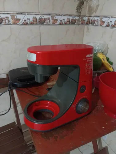 Batedeira planetária Arno, modelo Deluxe SX9 ou Daily na cor vermelha.