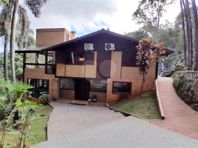 Sobrado com 3 quartos à venda ou para locação em Roseira - SP