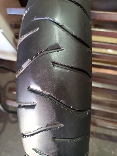 Pneu 120/70-19 Michelin anakee 3 usado dianteiro de gs bmw vstron
