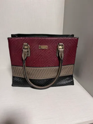 bolsa feminina média usada - estilo tote com textura (bordô, caramelo e preto)
