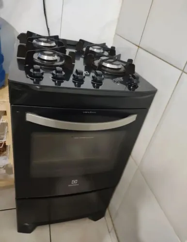 Fogão Eletrolux preto 4 bocas