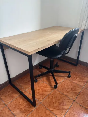 Escrivaninha 0,60 X 1,20m com cadeira