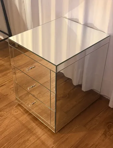 Mesa de cabeceira de espelho