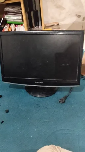 Monitor Samsung SyncMaster 933 - 18.5" (COM DEFEITO / PARA RETIRADA DE PEÇAS)