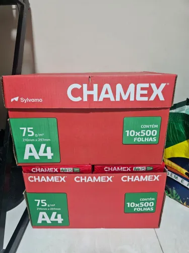 Caixa com 10 resmas de folhas de ofício