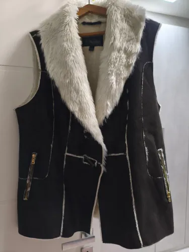 Lindo colete em Suede marron, com pêlos. Tamanho G