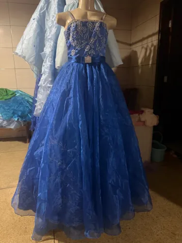 Vestido 15 anos azul royal stilo princesa bordado grátis tiara e luvas
