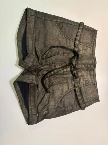 Short dourado envelhecido Makenji tamanho 36