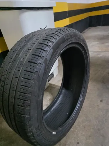 PENEU 235/45 R19 EM PERFEITO ESTADO DE CONSERVAÇÃO.
