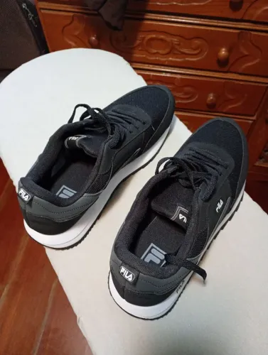 3 pares de tênis ,2 novos e 1 semi novo .2 mizunos e 1 fila .todos números 44