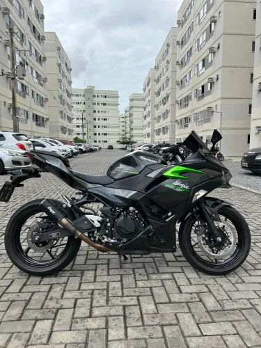 Vendo Ninja 500 2025 com apenas 2.700km