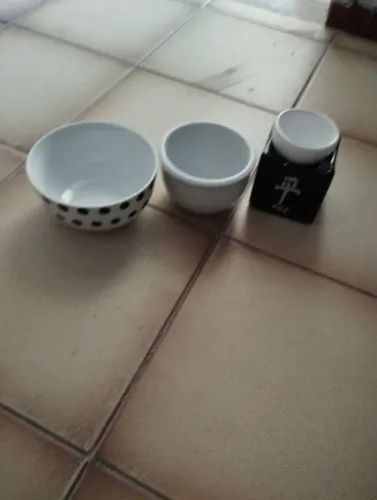 Tigela de porcelana de preto e branco e queimador de essência 