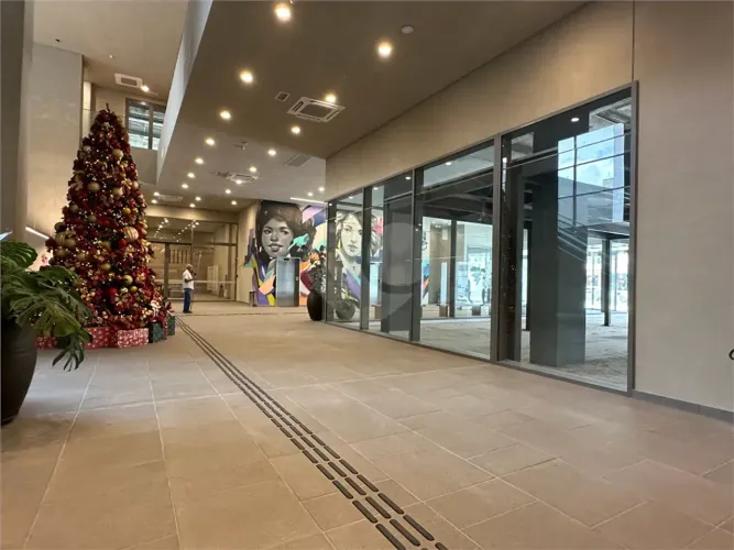Centro comercial para aluguel possui 304 metros quadrados em Vila Gomes Cardim - São Paulo