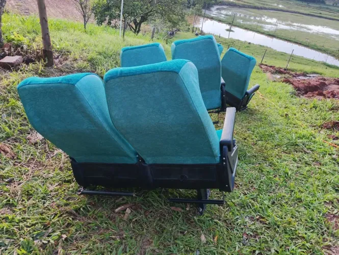 Vendo banco de ônibus em ótimo estado de conservação, vendo separados ou o conjunto de 24