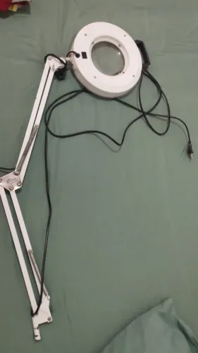 Lupa de mesa com LED