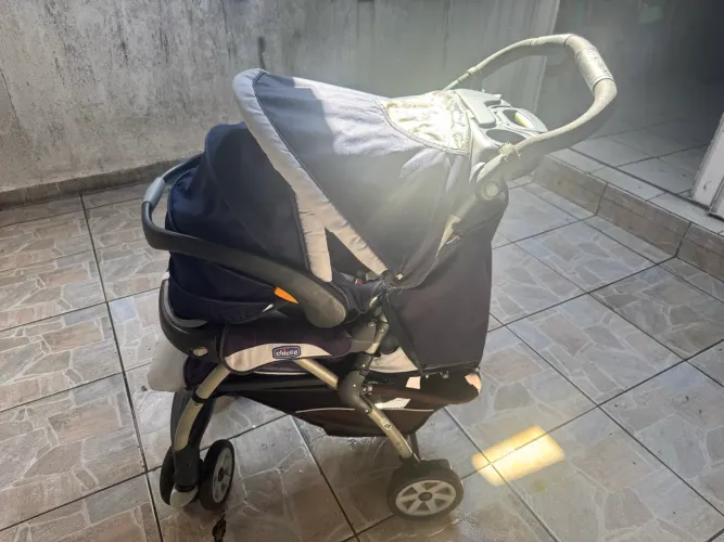 Carrinho de bebê com bebê conforto - Chicco