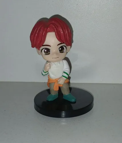 BONECO MINIATURA BTS SUGA COLADO NA BASE