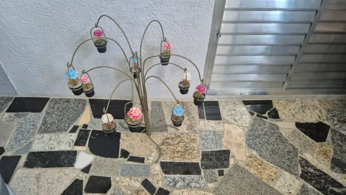Arranjo de flores de ferro