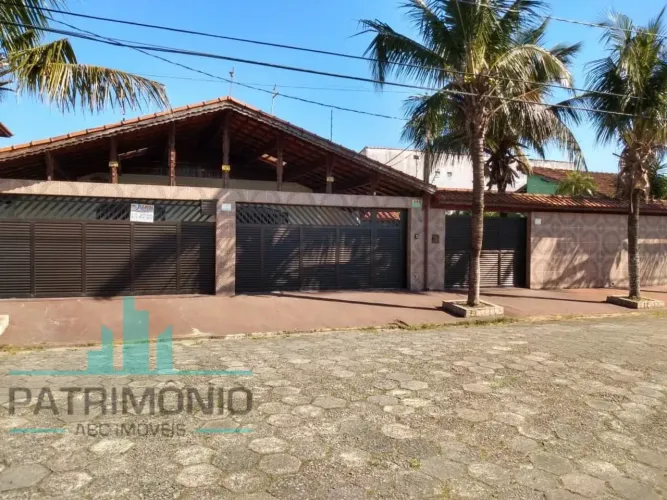 Casa para venda e locação no Bairro Maracanã na Praia Grande.