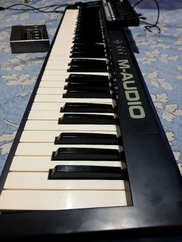 Teclado controlador m-audio vendo ou troco por celular