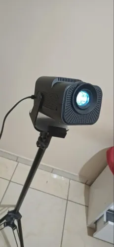 Kit Completo: Projetor HY320 Mini, 1080p + Tripé + Tela Anti-Reflexiva 80 pol