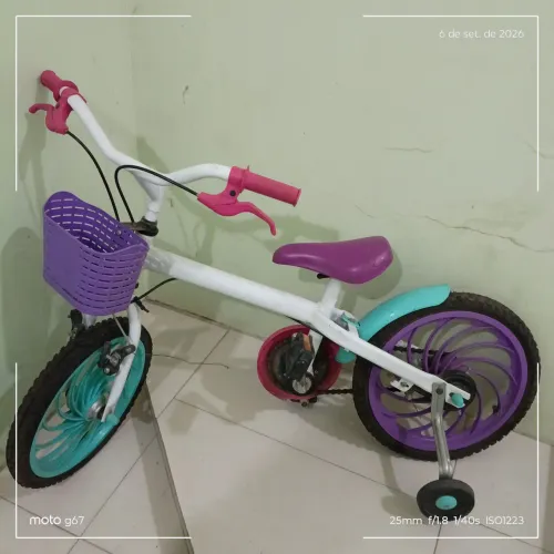 Vendo uma bicicleta infantil femimina pouco uso