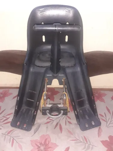 Cadeirinha de bicicleta para criança.