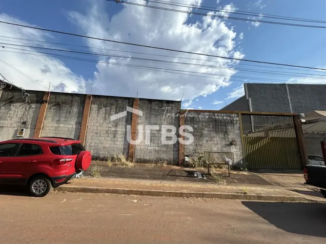 Galpão de 250 metros com mezanino e terreno de 1.000 metros