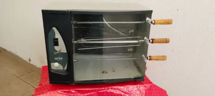 Vendendo uma churrasqueira elétrica ARKE com 3 espetos rotativos.