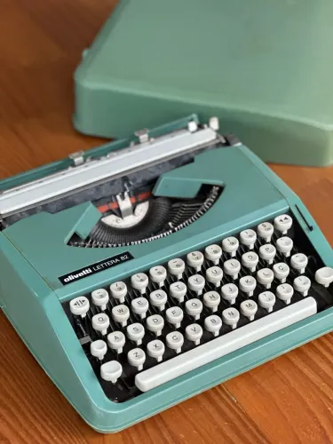 Máquina De Escrever Olivetti Lettera 82 Verde - Bom Estado (Com Maleta)