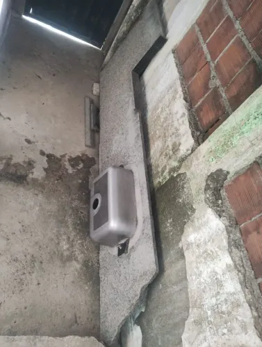 Pia de mármore com cuba de aço inox