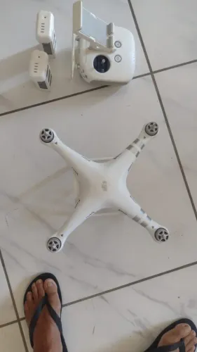 Drone funcionando , fata a fonte , a camera está solta vai com case