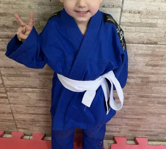Kimono infantil tamanho 4/6 anos novinho
