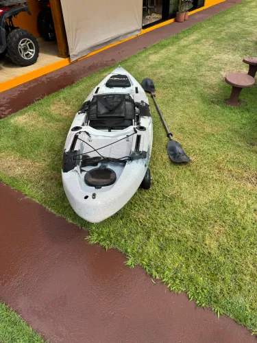 Caiaque falcon modelo lontras com pedal