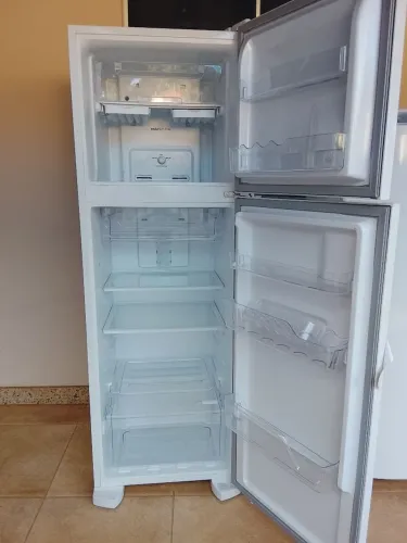 (Nova) Geladeira Electrolux 377 litros *