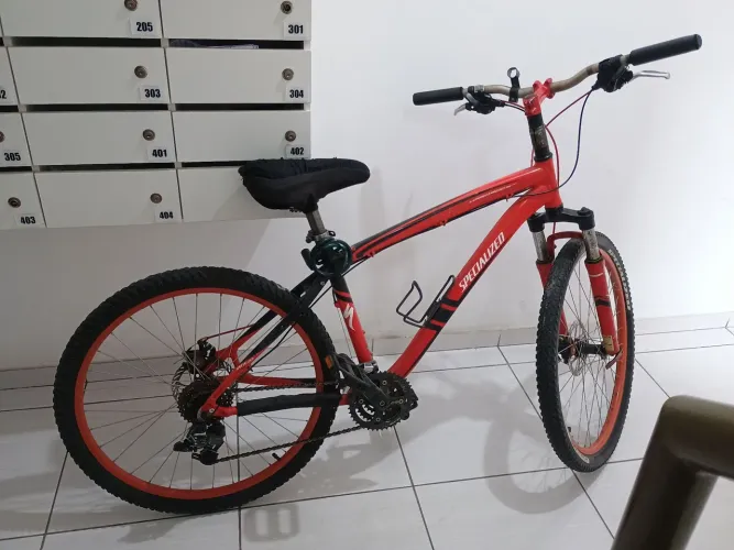 Bicicleta Specialized vermelha em bom estado