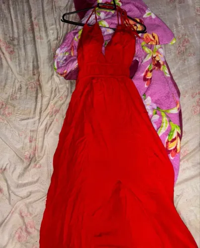 VESTIDO VERMELHO DECOTADO E COM FENDA LATERAL