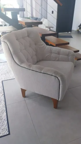 Poltrona elegante maravilhosa capitonê com taxinhas