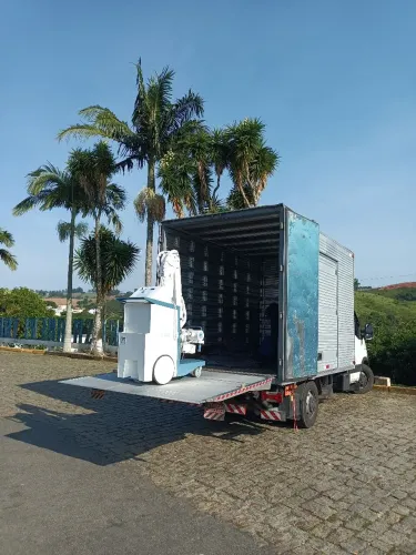 Transporte com caminhão Iveco baú plataforma