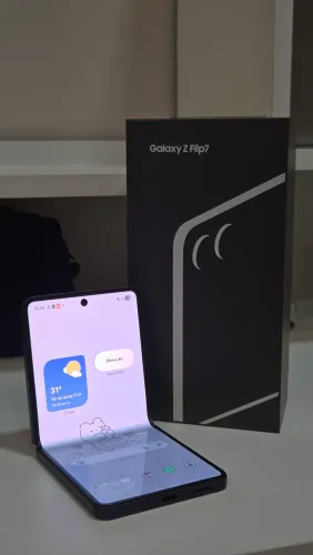 SAMSUNG GALAXY Z FLIP 7 (com avaria)