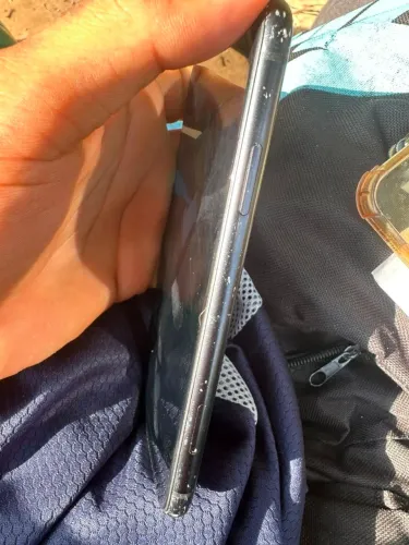 Vendo iPhone XR 64 GB face ID ok só a tampa do fundo trincado