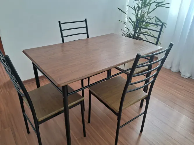Mesa com 4 cadeiras **NOVA, POUCO USADA
