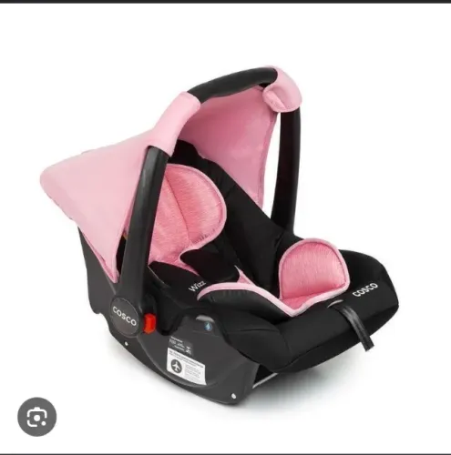 Bebê conforto em ótimo estado, com uma banheira de banho na cor rosa grande.