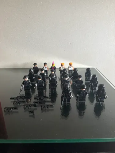 20 bonecos Lego Policiais e Bandidos