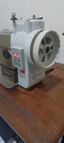 Máquina costura reta industrial marca JUKI com motor Direct Drive