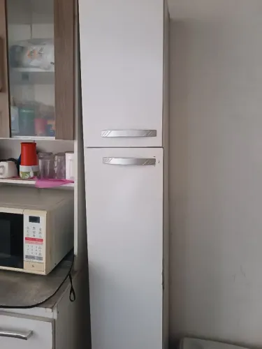 Vendo um lindo armário torre de 2 portas ótimo estado