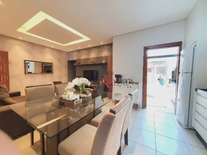 Casa - Vila Branca - Jacareí - 3 Dormitórios - 85m².