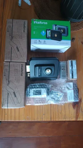 Acionador BT 3000 IN sobrepor, 01 fechadura FX1500 preta Intelbras, 02 terminais tdmi 300