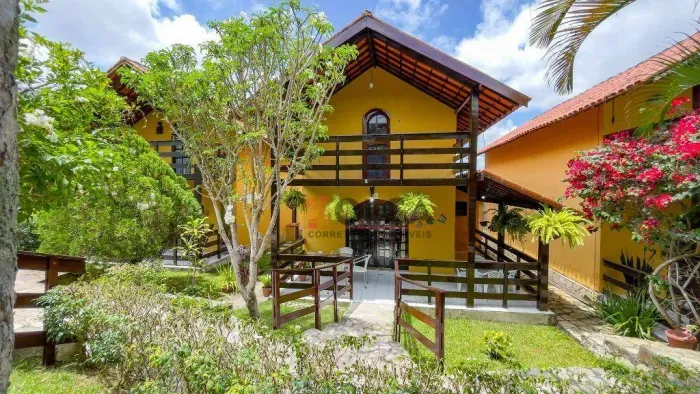 Casa em condomínio estilo chalé com 3 quartos aconchegante á venda