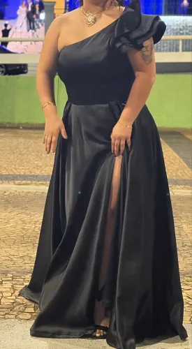 Vestido de festa em cetim bucol preto, com fenda. TAM 46, usado uma única vez! 